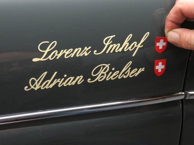 Die beiden Namen der Teilnehmer auf der Türe ihres Autos als Aufkleber.