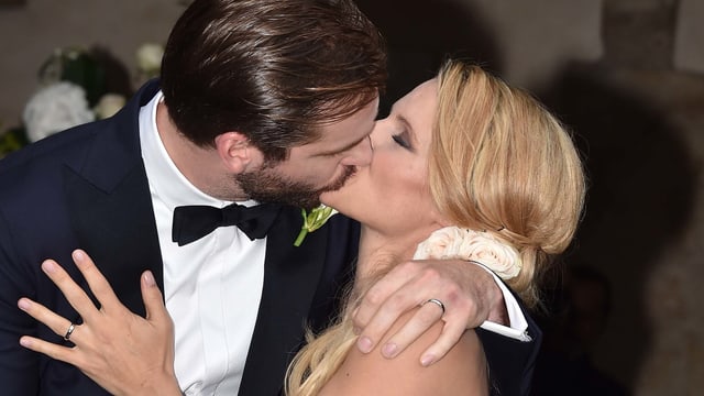 Tomaso Trussardi und Michelle Hunziker küssen sich. Michelle Hunziker trägt ein weisses Brautkleid. Tomaso Trussardi und Michelle Hunziker küssen sich. Michelle Hunziker trägt ein weisses Brautkleid.