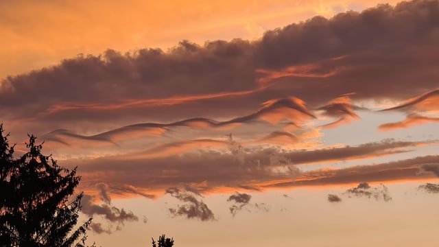 Die feinen Wolkenfäden nennen sich Asperitaswolken. Die feinen Wolkenfäden nennen sich Asperitaswolken.