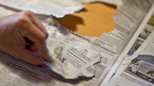 Zeitungsausriss mit Stelleninseraten. Zeitungsausriss mit Stelleninseraten.