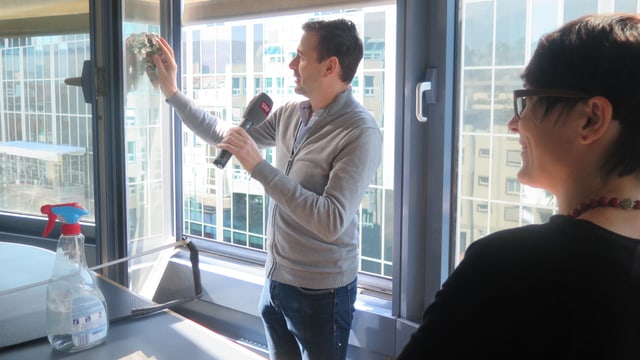 Mario Gutknecht putzt unter der Anleitung von Colette Basler. Mario Gutknecht putzt unter der Anleitung von Colette Basler.