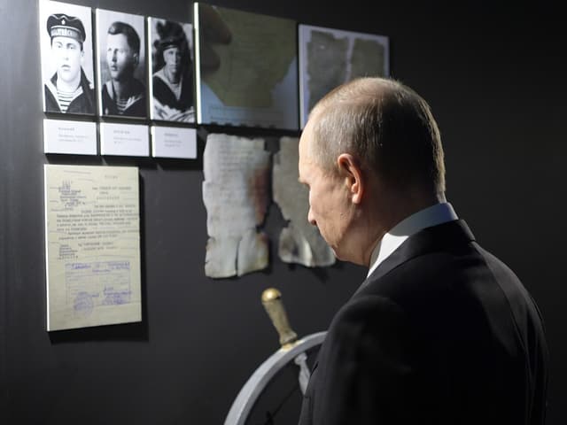 Putin beim Besuch einer Geschichtsausstellung. Putin beim Besuch einer Geschichtsausstellung.