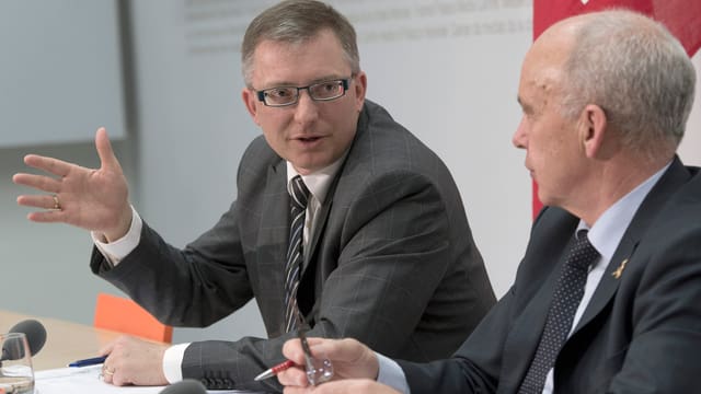 Nachrichtendienst-Chef Markus Seiler neben Bundesrat Ueli Maurer bei der Medienkonferenz. Nachrichtendienst-Chef Markus Seiler neben Bundesrat Ueli Maurer bei der Medienkonferenz.