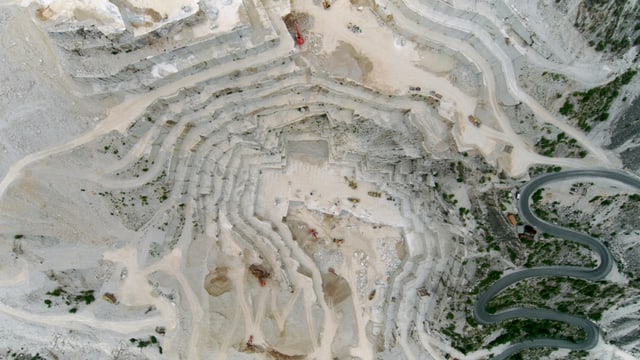 Ein Steinbruch von oben. Die musterhafte Landschaft ist geprägt vom systematischen Abbau. Ein Steinbruch von oben. Die musterhafte Landschaft ist geprägt vom systematischen Abbau.