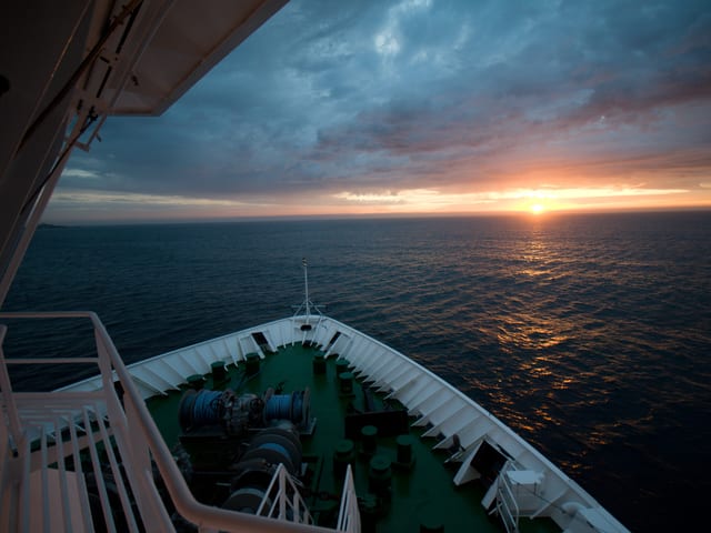 Blick auf das Meer von einem Schiff aus Blick auf das Meer von einem Schiff aus
