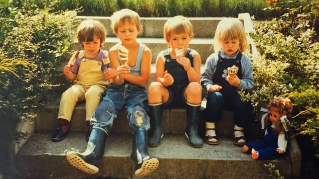 Vier Kinder beim Eisessen. Vier Kinder beim Eisessen.