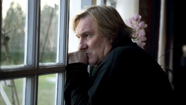 Szene aus «Je n’ai rien oublié»: Gérard Depardieu blickt aus dem Fenster. Szene aus «Je n’ai rien oublié»: Gérard Depardieu blickt aus dem Fenster.