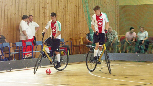 Zwei Radballer im Spielfeld. Zwei Radballer im Spielfeld.