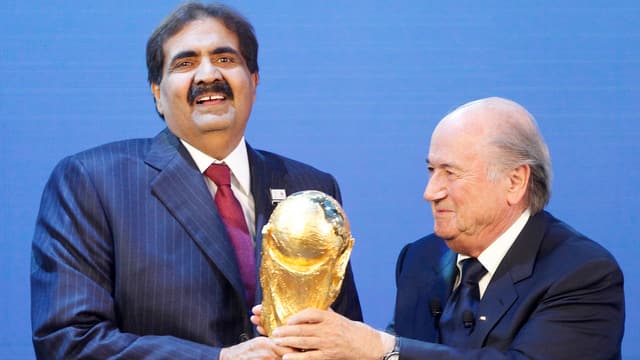 Hamad bin Khalifa Al-Than und Sepp Blatter mit WM-Pokal Hamad bin Khalifa Al-Than und Sepp Blatter mit WM-Pokal