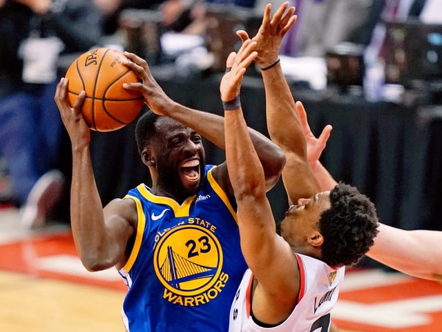 Kyle Lowry kann Draymond Green nicht vom Ball trennen. Kyle Lowry kann Draymond Green nicht vom Ball trennen.