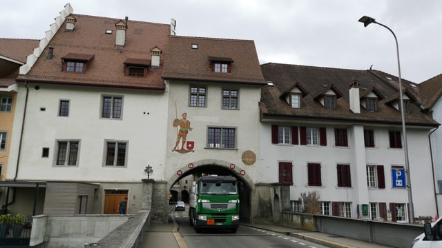 Lastwagen fährt durch Tor Lastwagen fährt durch Tor