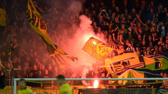 Bild von YB-Fans, die Pyros zünden. Bild von YB-Fans, die Pyros zünden.