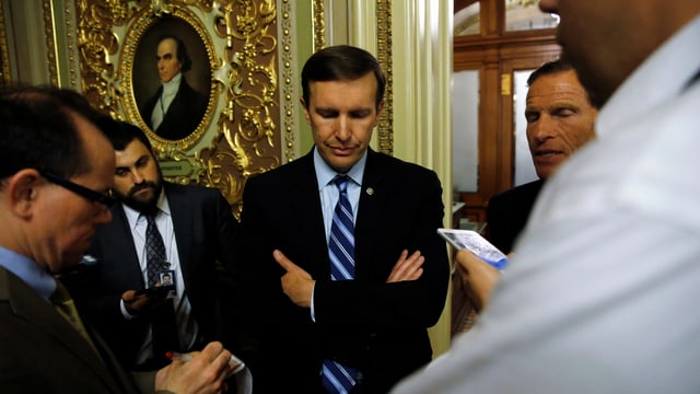Chris Murphy spricht mit Journalisten. Chris Murphy spricht mit Journalisten.