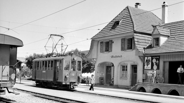 Bahnhofgebäude mit einem Waggon der einem Strassentram ähnlich sieht. Bahnhofgebäude mit einem Waggon der einem Strassentram ähnlich sieht.