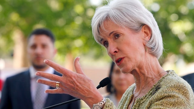 Kathleen Sebelius bei einer Rede draussen im Grünen, im Hintergrund stehendes Publikum. Kathleen Sebelius bei einer Rede draussen im Grünen, im Hintergrund stehendes Publikum.