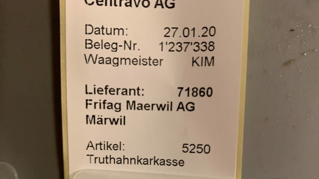 Ein Schild an einer Behälter für Schlachtabfälle. Ein Schild an einer Behälter für Schlachtabfälle.