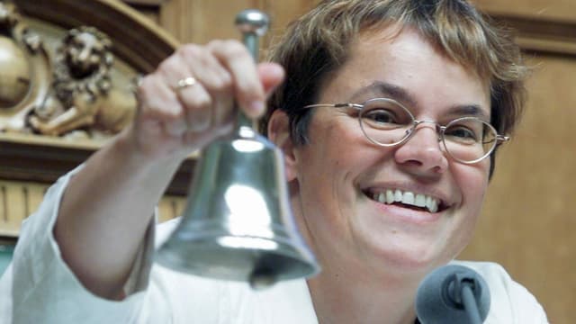 Liliane Maury Pasquier läutet die Glocke. Liliane Maury Pasquier läutet die Glocke.