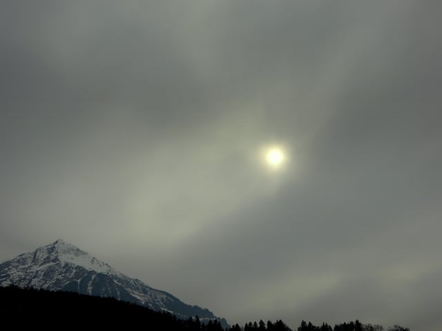 Blick zum Niesen. Darüber sorgen Wolken und Saharastaub für viel Grau.