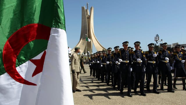 Militärparade mit algerischer Flagge im Vordergrund. Militärparade mit algerischer Flagge im Vordergrund.