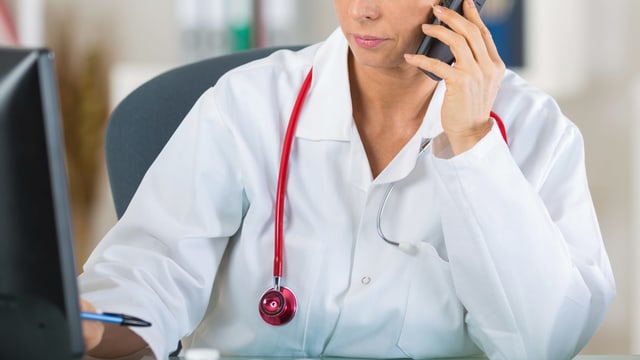 Ärztin am Telefon. Ärztin am Telefon.