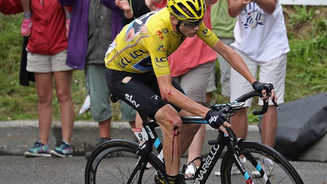 Chris Froome mit zerrissenem Trikot und blutendem Knie Chris Froome mit zerrissenem Trikot und blutendem Knie