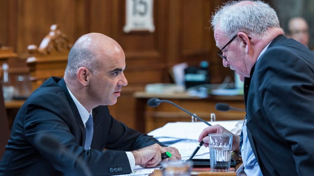 Bundesrat Berset bespricht sich mit BSV-Direktor Jürg Brechbühl. Bundesrat Berset bespricht sich mit BSV-Direktor Jürg Brechbühl.