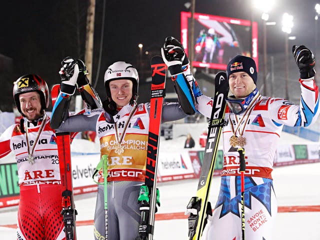 Henrik Kristoffersen (Mitte) und Alexis Pinturault (rechts) gehen als Gesamtweltcup-Favoriten in die neue Saison. Henrik Kristoffersen (Mitte) und Alexis Pinturault (rechts) gehen als Gesamtweltcup-Favoriten in die neue Saison.