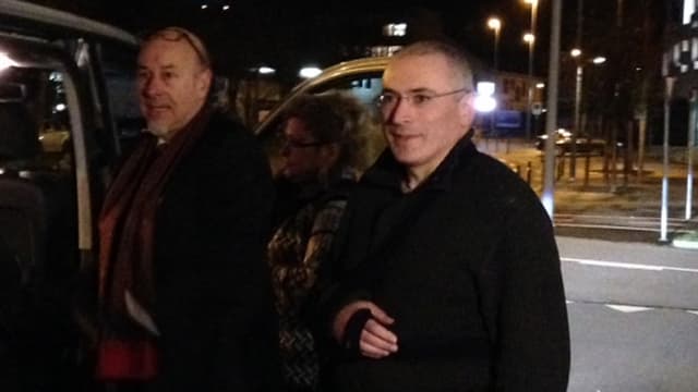 Chodorkowski mit Armbinde bei seiner Ankunft in Basel. Chodorkowski mit Armbinde bei seiner Ankunft in Basel.