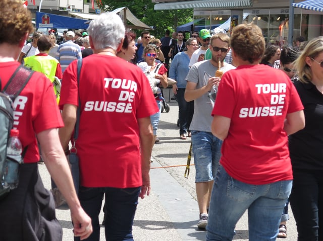 Helferinnen mit rotem Tshirt. Helferinnen mit rotem Tshirt.