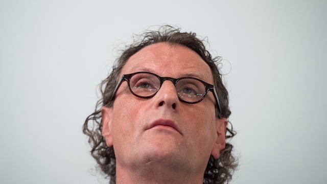 Geri Müller blickt nach oben. Geri Müller blickt nach oben.