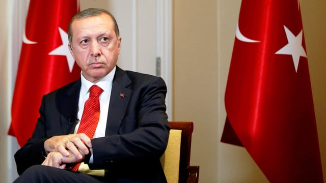 Erdogan vor Fahnen Erdogan vor Fahnen