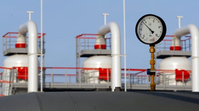 Ein Druckventil, dahinter ein Gas-Lager in der Nähe von Kiew Ein Druckventil, dahinter ein Gas-Lager in der Nähe von Kiew