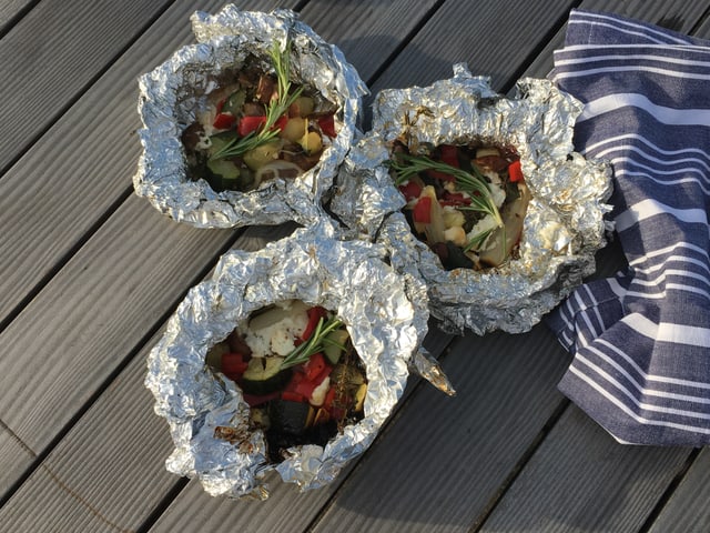 Aluminiumpäckli mit Grillgemüse. Aluminiumpäckli mit Grillgemüse.