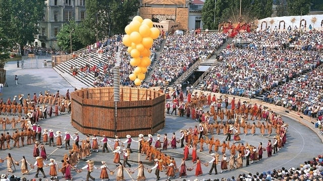 Die Aufführung in der riesigen Arena auf dem Place du Marché von Vevey im Jahre 1977. Die Aufführung in der riesigen Arena auf dem Place du Marché von Vevey im Jahre 1977.