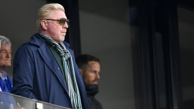 Becker steht mit Sonnernbrille. Becker steht mit Sonnernbrille.