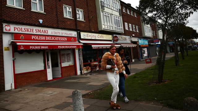 Frauen vor einem polnischen Shop in London Frauen vor einem polnischen Shop in London