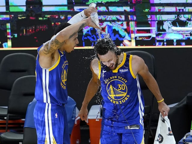 Stephen Curry wird mit Wasser übergossen Stephen Curry wird mit Wasser übergossen