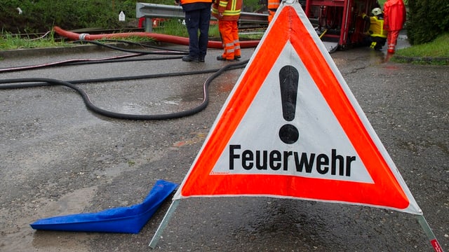 Feuerwehrtrapez mit Aufschrift Feuerwehr. Feuerwehrtrapez mit Aufschrift Feuerwehr.