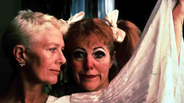 Zwie Frauen, eine ist als Clown geschminkt Zwie Frauen, eine ist als Clown geschminkt