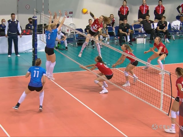 Maja Storck smasht einen Ball Maja Storck smasht einen Ball