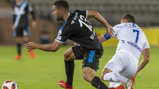 Ben Khalifa im Duell mit Lausannes Stjepan Kukuruzovic. Ben Khalifa im Duell mit Lausannes Stjepan Kukuruzovic.