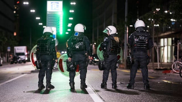 Polizisten überwachen die Europaallee, auf der es zu Ausschreitungen gekommen ist. Polizisten überwachen die Europaallee, auf der es zu Ausschreitungen gekommen ist.