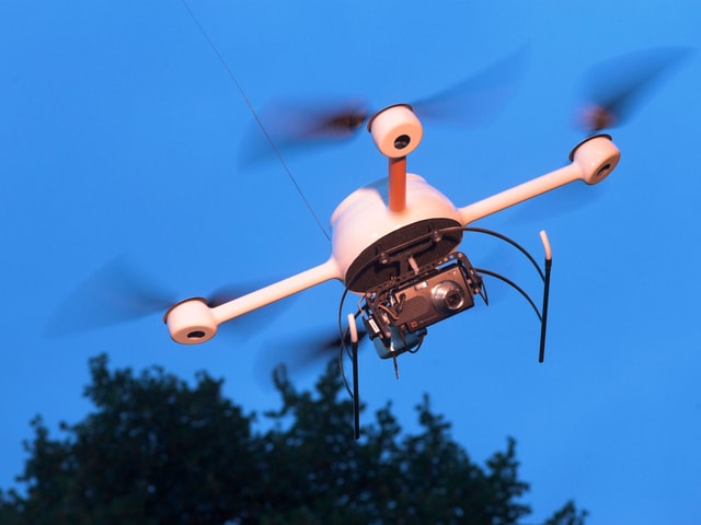 Ein unbemannter Kleinhelikopter mit Kamera im Flug. Ein unbemannter Kleinhelikopter mit Kamera im Flug.