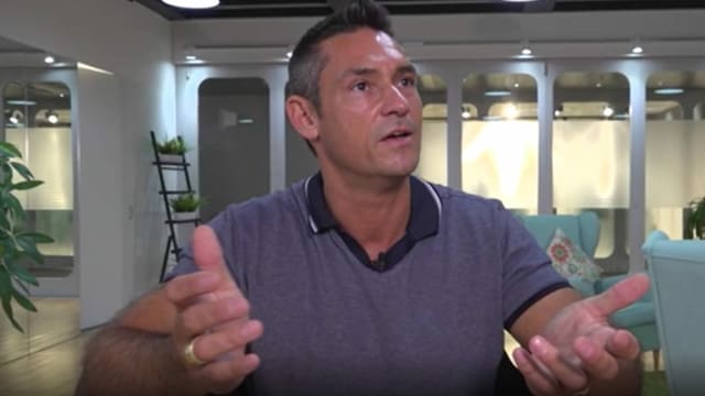Christian Neuschitzer gestikuliert und blickt in die Ferne. Christian Neuschitzer gestikuliert und blickt in die Ferne.