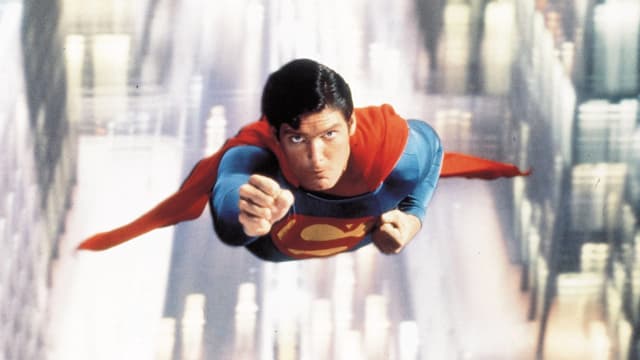 Auf dem Bild ist der fliegende Christopher Reeve als Superman zu sehen. Auf dem Bild ist der fliegende Christopher Reeve als Superman zu sehen.