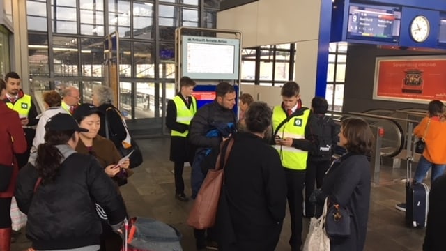 Passagiere am Bahnhof Passagiere am Bahnhof
