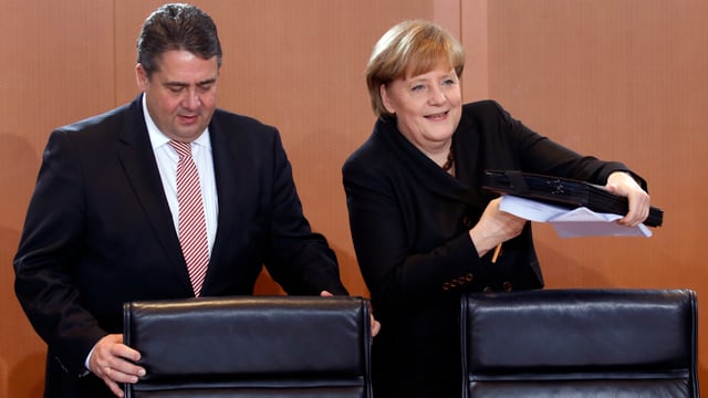 Vizekanzler Sigmar Gabriel und Kanzlerin Angela Merkel setzen sich an einen Verhandlungstisch. Vizekanzler Sigmar Gabriel und Kanzlerin Angela Merkel setzen sich an einen Verhandlungstisch.