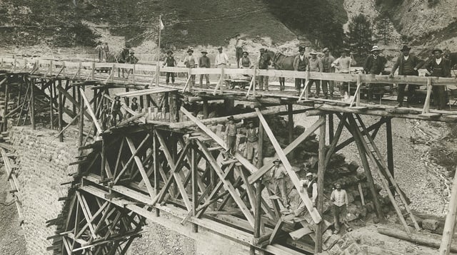 Construcziun da la lingia da la viafier Bever-Scuol. Construcziun da la lingia da la viafier Bever-Scuol.