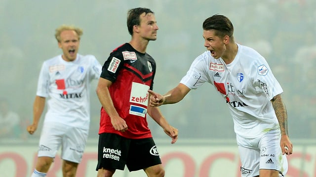 Ein Fussballspieler jubelt nach einem Tor. Ein Fussballspieler jubelt nach einem Tor.
