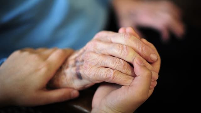 Symbolbild Altersheim. Hand einer alten Frau. Symbolbild Altersheim. Hand einer alten Frau.
